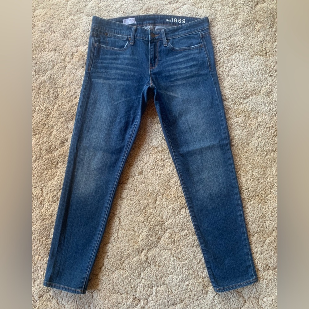 EUC GAP 1969 ALWAYS SKINNY CROP ANKLE LIGHTLY DISTRESSED JEANS IN SIZE 28/6r
